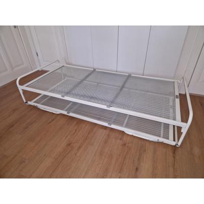 Stalen bed met onderschuifbed